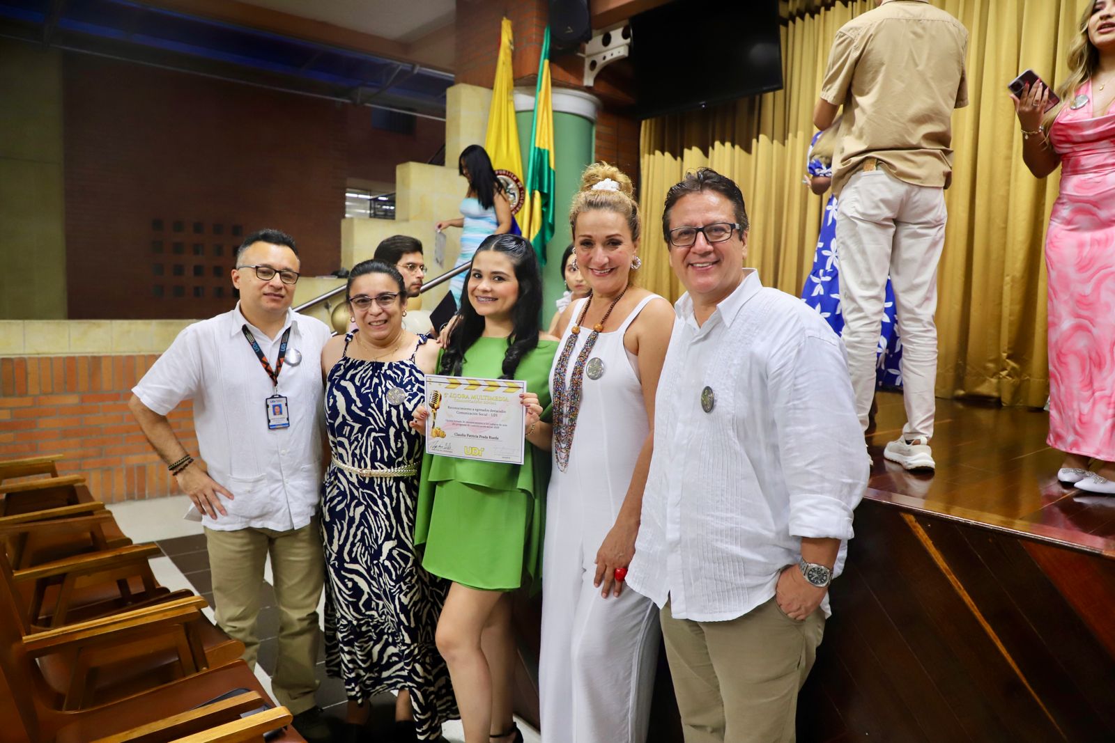 Docentes y egresada del programa