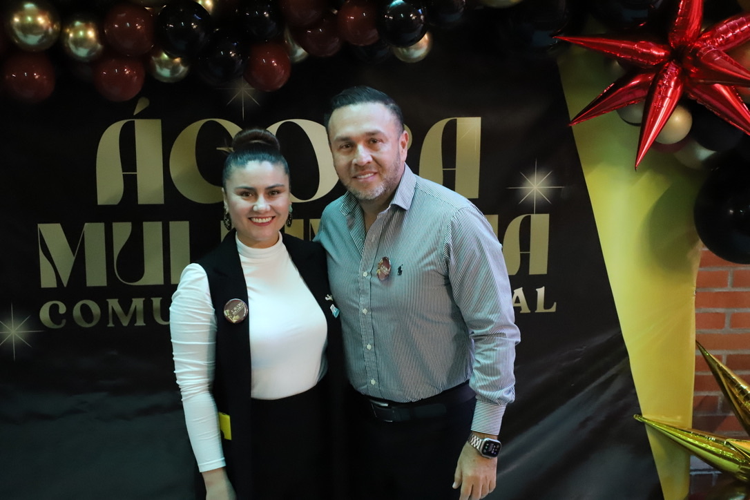 La entonces directora del programa Yenny Paola Palacio Álvarez y el rector, ingeniero Jairo Augusto Castro Castro